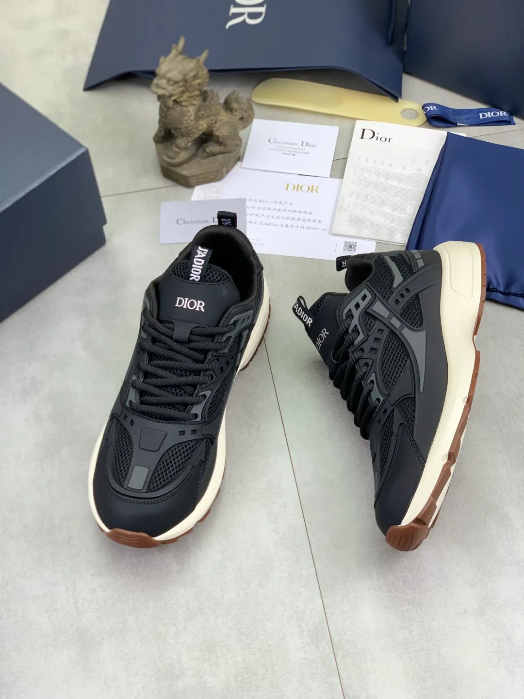 Men's Men's Shoes P600💰💎💎💎Top quality DIOR men's low-top sneakers series Newly launched this season, this low-top sneaker is one of the flagship styles of the series. Crafted from cowhide leather uppers combined with mesh and white technical fabric, it's finished with reflective graphic logos. Featuring logos on the heel and tongue, the extra-light sculpted rubber sole with signature embellishments enhances style, and internal stretch details create an ideal comfort fit that pairs well with a variety of casual looks. Shows fashionable and modern sports style Size:39-45 (38 46 customized)